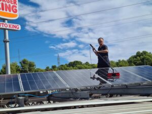 En Limpieza de Placas Solares Valencia, priorizamos la técnica que combina eficacia, seguridad y respeto por el material: la limpieza de placas solares con pértigas y agua pura.