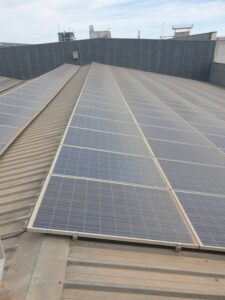 Has hecho una gran inversión en energía solar para tu hogar o empresa, un paso excelente hacia el ahorro y la sostenibilidad. Sin embargo, para que esa inversión siga siendo rentable, requiere un mantenimiento periódico. La pregunta clave es: ¿Por qué debes limpiar tus placas solares y con qué frecuencia?