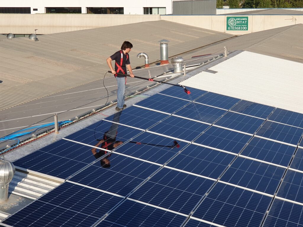 No dejes que la suciedad reduzca tu ahorro energético mensual. Somos expertos en la limpieza de placas solares en Monserrat y estamos listos para devolverle la máxima capacidad a tu instalación.