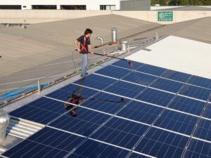 No dejes que la suciedad reduzca tu ahorro energético mensual. Somos expertos en la limpieza de placas solares en Monserrat y estamos listos para devolverle la máxima capacidad a tu instalación.
