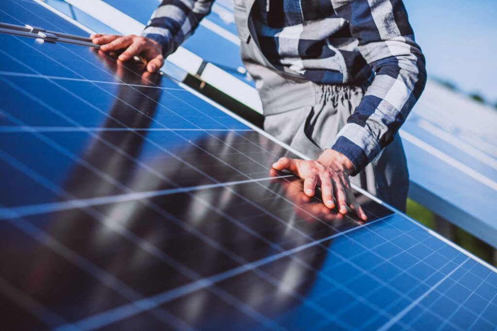 En Limpieza de Placas Solares Valencia, estamos orgullosos de ser tu socio local, ofreciendo un servicio especializado de limpieza de placas solares que te garantiza recuperar hasta el 30 % de la eficiencia perdida.